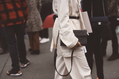 2 Ekim 2018: Paris, Fransa - Paris moda haftası sırasında sokak stil görünümü - Pfwss19