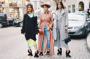 Milan, İtalya - 23 Şubat 2018: Modelleri, blogcular ve Milano Moda Haftası sırasında moda ve şık görünümlü etkilendiği isimlerden.