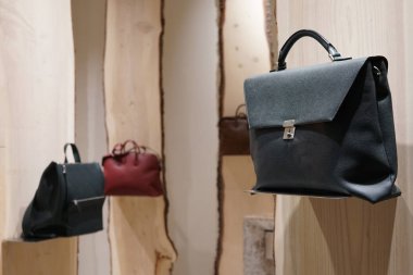 Milan, İtalya - 24 Şubat 2018: Deri çanta ve Çantalar moda mağaza Milano'da
