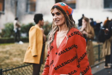 30 Eylül 2018: Paris, Fransa - Paris moda haftası sırasında sokak stil kıyafeti - Pfwss19