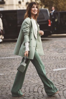 30 Eylül 2018: Paris, Fransa - Paris moda haftası sırasında sokak stil kıyafeti - Pfwss19