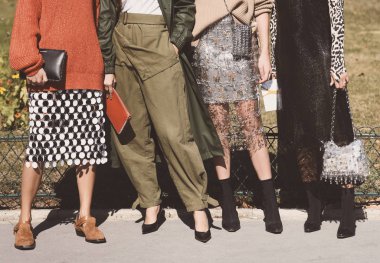 27 Eylül 2018: Paris, Fransa - Paris moda haftası sırasında detaylı sokak stil kıyafeti - Pfwss19