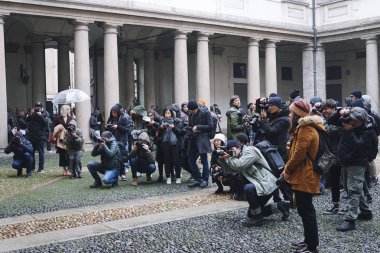 Milan, İtalya - 22 Şubat 2018: Milano Moda Haftası sırasında fotoğraf çekmek pek çok fotoğrafçı.