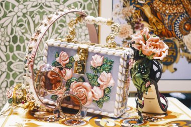 Milan, İtalya - 24 Şubat 2018: Dolce Gabbana mağaza Milano'da - lüks alışveriş kavramı