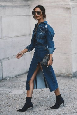 29 Eylül 2018: Paris, Fransa - Paris moda haftası sırasında sokak stil görünümü - Pfwss19