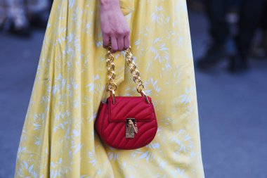 27 Eylül 2018: Paris, Fransa - moda el çantası ve Paris moda haftası sırasında şık kıyafeti ile kız - Pfwss19