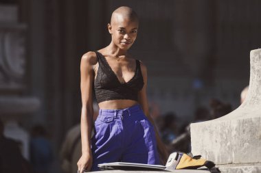 27 Eylül 2018: Paris, Fransa - moda model bir gösterisi sırasında Paris moda haftası - Pfwss19 sonra poz