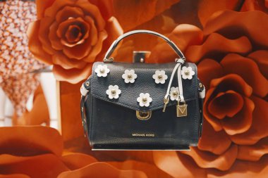 Milan, İtalya - 23 Şubat 2018: Michael Kors çanta içinde bir stok Milan - lüks alışveriş kavramı içinde