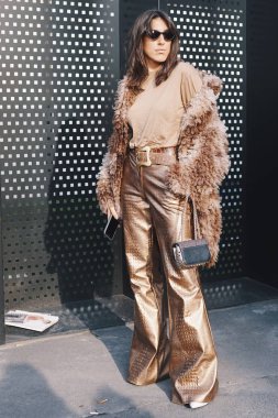 Milan, İtalya - 21 Şubat 2018: Moda şık giyim ve aksesuarları bir kızla sırasında görünümünü Milan Fashion Week.