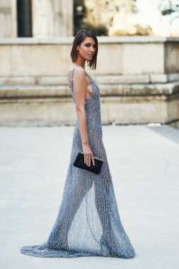 1 Ekim 2018: Paris, Fransa - etkileyen şık kıyafeti Paris moda haftası - Pfwss19 poz ile