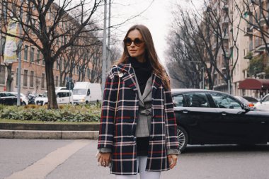 Milan, İtalya - 24 Şubat 2018: Moda şık giyim ve aksesuarları ile bir fashionista sırasında görünümünü Milan Fashion Week.