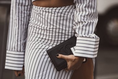 27 Eylül 2018: Paris, Fransa - Paris moda haftası sırasında sokak stil kıyafeti - Pfwss19