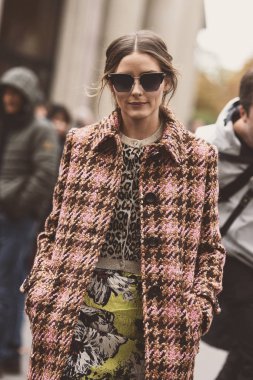 2 Ekim 2018: Paris, Fransa - Paris moda haftası sırasında sokak stil kıyafeti - Pfwss19