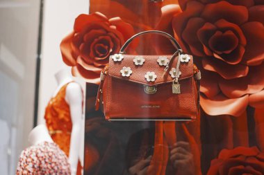 Milan, İtalya - 23 Şubat 2018: Michael Kors çanta içinde bir stok Milan - lüks alışveriş kavramı içinde