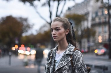 30 Eylül 2018: Paris, Fransa - moda model bir gösterisi sırasında Paris moda haftası - Pfwss19 sonra poz