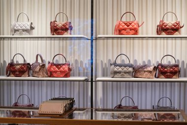 Milan, İtalya - 24 Şubat 2018: Valentino kadınlar çanta içinde bir stok Milan - lüks alışveriş kavramı içinde