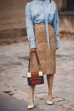 30 Eylül 2018: Paris, Fransa - Paris moda haftası sırasında sokak stil kıyafeti - Pfwss19