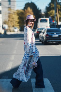 30 Eylül 2018: Paris, Fransa - Paris moda haftası sırasında bir fantezi Furla el çantası ile kız - sokak stili kavramı - Pfwss19