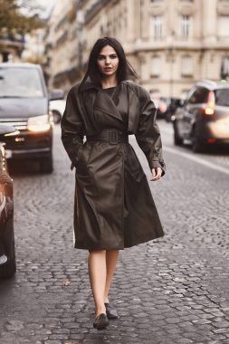 30 Eylül 2018: Paris, Fransa - Paris moda haftası sırasında sokak stil kıyafeti - Pfwss19