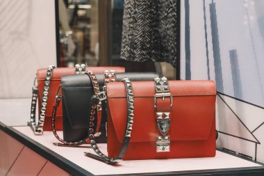 Milan, İtalya - 23 Şubat 2018: Prada çanta içinde bir stok Milan - lüks alışveriş kavramı içinde