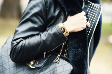 2 Ekim 2018: Paris, Fransa - Paris moda haftası sırasında sokak stil kıyafeti - Pfwss19