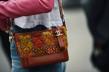 2 Ekim 2018: Paris, Fransa - etkileyen şık kıyafeti Paris moda haftası - Pfwss19 poz ile