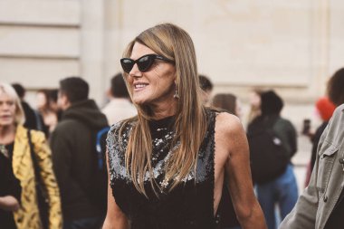 30 Eylül 2018: Paris, Fransa - İtalyan gazeteci Anna Dello Russo sokakta, Paris moda haftası - Pfwss19