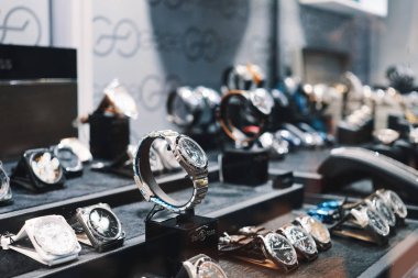 Milan, İtalya - 24 Şubat 2018: Erkek lüks saatler bir mağazada Vittorio Emanuele II Galerisi.