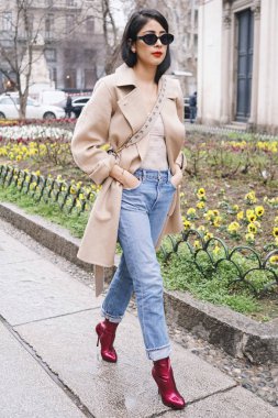 Milan, İtalya - 22 Şubat 2018: Moda modelleri, blogcular ve poz ve Milano Moda haftasında sokakta yürürken etkilendiği isimlerden.