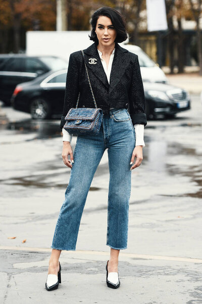 2 октября 2018 года: Париж, Франция - наряд в стиле стрит во время Парижской недели моды - PFWS19
