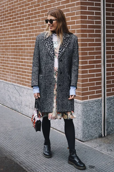 Milán Italia Febrero 2018 Modelos Moda Blogueros Influencers Posando Caminando — Foto de Stock