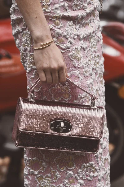 Outubro 2018 Paris França Menina Vestindo Uma Bolsa Mão Miu — Fotografia de Stock