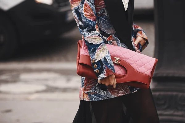 Oktober 2018 Paris France Modisches Mädchen Mit Chanel Tasche Außerhalb — Stockfoto