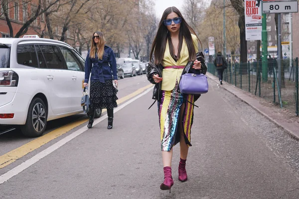 Milán Italia Febrero 2018 Aparición Moda Una Chica Con Ropa — Foto de Stock