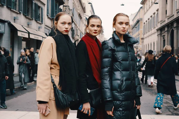 Milan Olaszország 2018 Február Modellek Bloggerek Befolyásos Divatos Elegáns Látszó — Stock Fotó