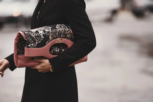 Outubro 2018 Paris França Menina Elegante Vestindo Uma Bolsa Chanel — Fotografia de Stock