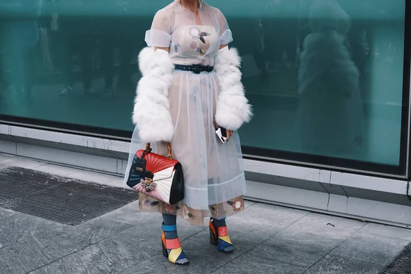 Milão Itália Fevereiro 2018 Mulher Com Roupa Gucci Durante Milan — Fotografia de Stock