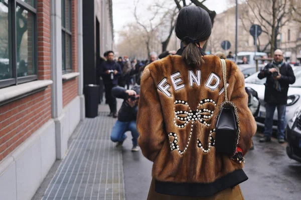 Milan, İtalya - 22 Şubat 2018: Moda kızlar Fendi Fendi moda sonra poz giyim Milano Moda haftasında - sokak stili kavramı göstermek