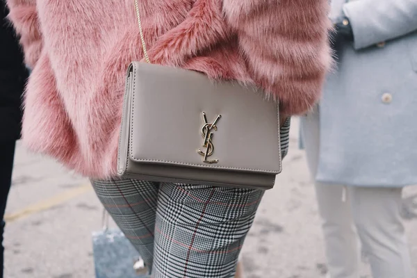 Milán Italia Febrero 2018 Muchacha Con Bolso Yves Saint Laurent — Foto de Stock