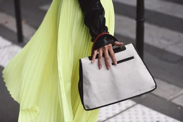 Setembro 2018 Paris França Menina Vestindo Uma Bolsa Elegante Após — Fotografia de Stock
