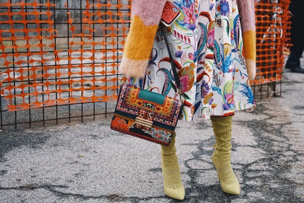 Мілан Італія Лютого 2018 Мода Influencer Носіння Міських Спорядження Постановка — стокове фото