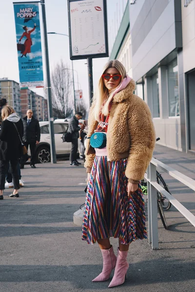 Milan, İtalya - 21 Şubat 2018: Moda kızlar Gucci moda sonra poz Milano Moda haftasında - sokak stili kavramı göstermek