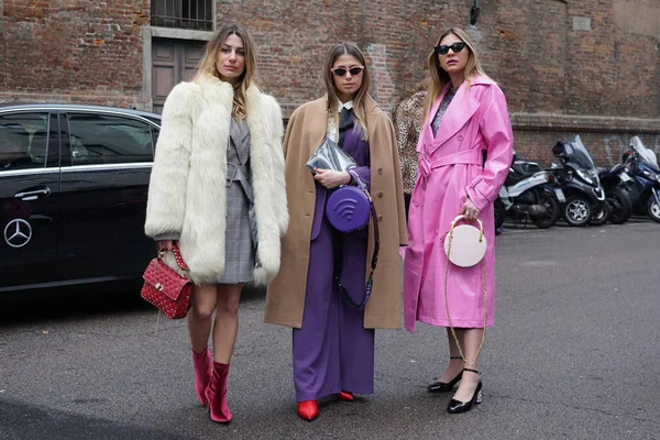 Milan, İtalya - 21 Şubat 2018: Modelleri, blogcular ve Milano Moda Haftası sırasında moda ve şık görünümlü etkilendiği isimlerden.