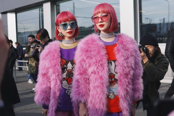 ミラノ ファッション ウィーク中に路上のミラノ イタリア 2018 日本のファッション インフルエンサー亜美と彩 — ストック写真