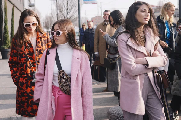 Milán Italia Febrero 2018 Chicas Moda Posando Después Del Desfile — Foto de Stock