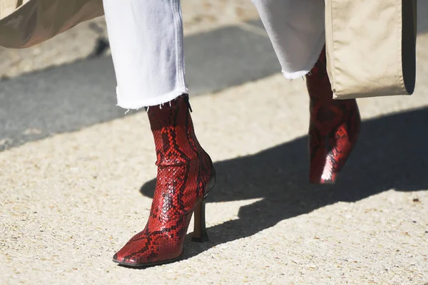 Сентября 2018 Года Париж Франция Девушка Модной Обувью Стильным Нарядом — стоковое фото