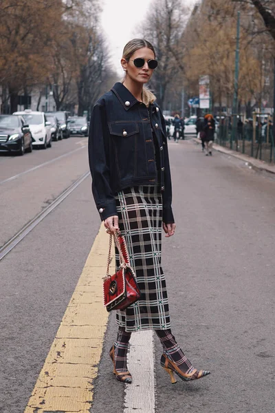 Milano Febbraio 2018 Ragazza Con Outfit Alla Moda Posa Dopo — Foto Stock