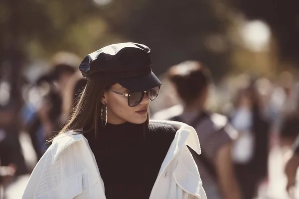 September 2018 Paris Frankreich Mädchen Mit Stylischem Outfit Während Der — Stockfoto