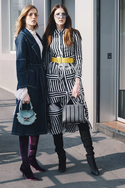 Milán Italia Febrero 2018 Chicas Moda Posando Después Del Desfile —  Fotos de Stock