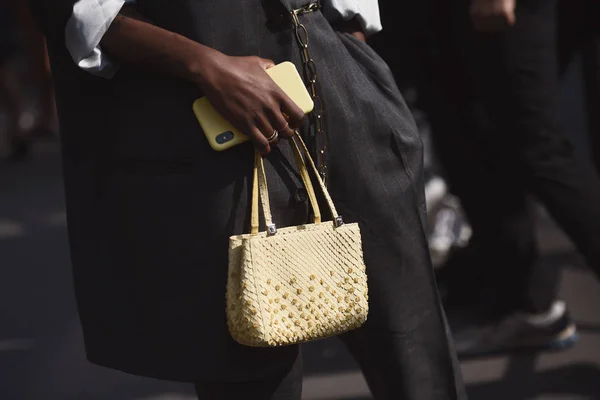 Setembro 2018 Paris França Menina Vestindo Uma Bolsa Elegante Após — Fotografia de Stock